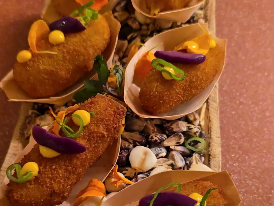 Croquette crémeuse d'ají de gallina servie en bouchée